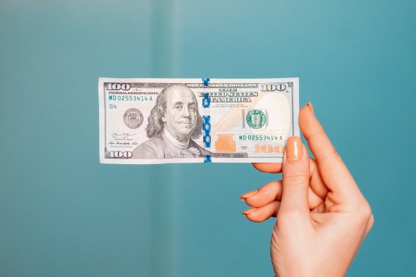 <p>Dólar rebota desde la zona de $ 920 y borra su caída inicial tras sorpresa al alza en índice de servicios estadounidense</p>