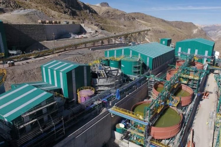 <p>Minera peruana Buenaventura enfrenta su primer desafío con el proyecto El Algarrobo: el Congreso busca frenarlo</p>