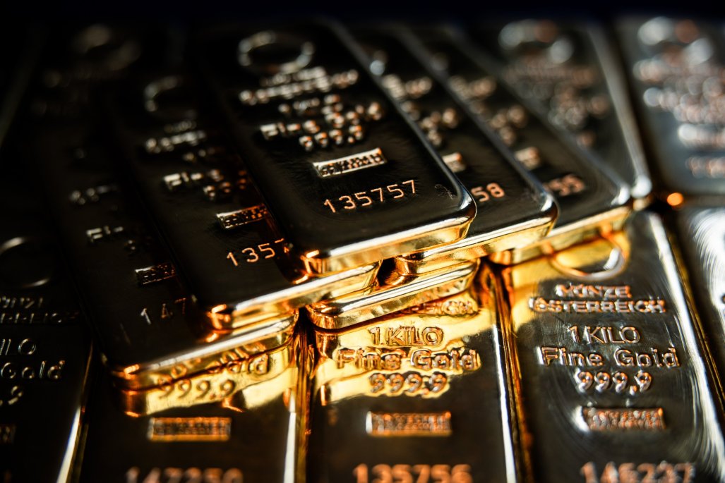 Oro alcanza récord histórico de US$ 3.050 por onza, impulsado por tensiones globales y política de EEUU