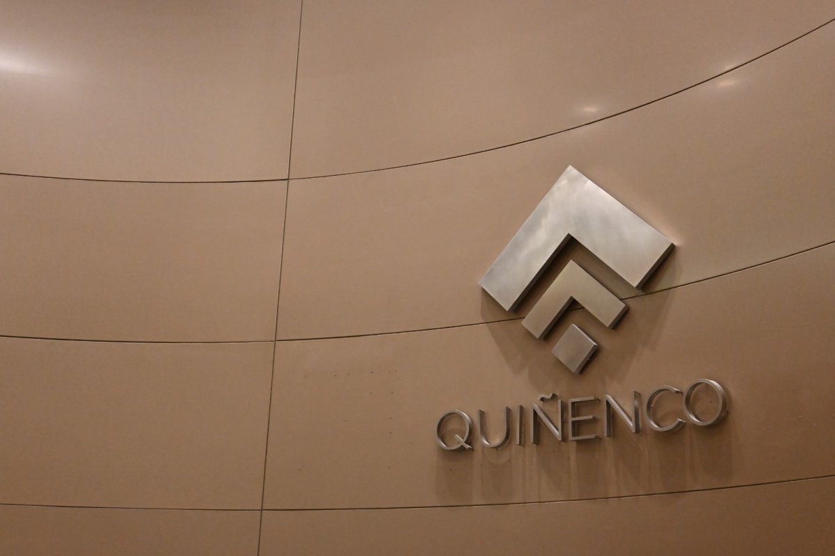 <p>Holding industrial del grupo Luksic baja en 21,1% sus ganancias de 2024 por efecto contable de la venta de negocio portuario</p>
