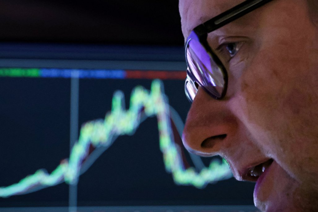 Wall Street enfrenta caídas tras alarmantes datos de inflación.