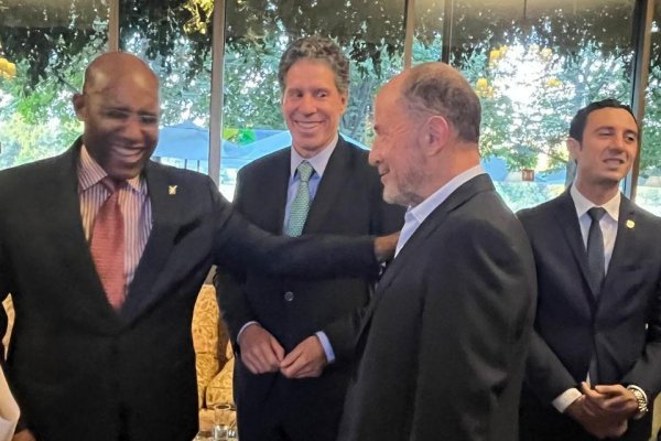 “No new taxes”, el lema con que el ministro de Jamaica vino a Chile para buscar inversión: buscan hotelería boutique