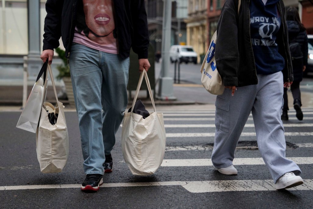 Inflación del PCE se acelera: consumidores ajustan su gasto en febrero