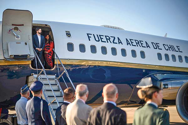 Boric inicia viaje a India junto a empresarios y parlamentarios: comercio, cine y tecnología en la agenda