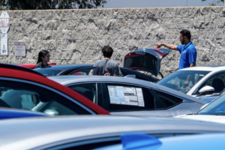 Los estadounidenses adelantan la compra de autos antes del impacto de los aranceles de Trump