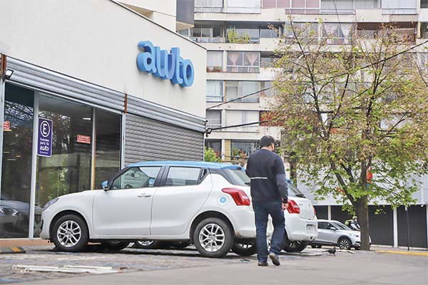 Empresa de arriendo de vehículos Awto baja la cortina y golpea a fondo de Zurich