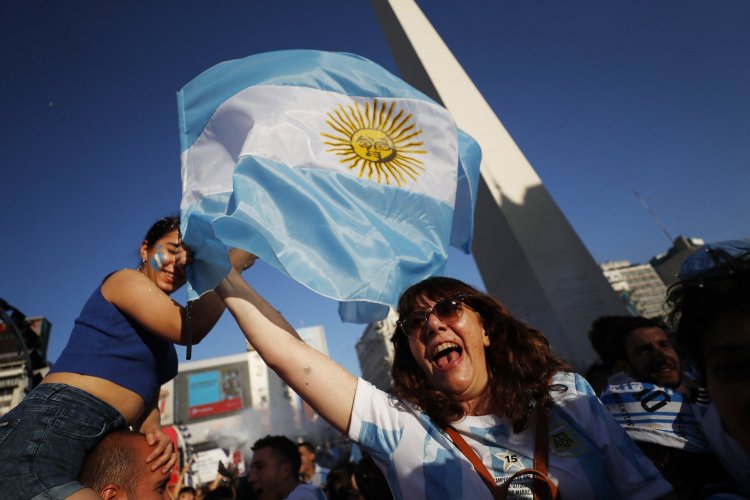 <p>En primer año de Milei: la pobreza disminuye en Argentina impulsada por la reducción de la inflación</p>