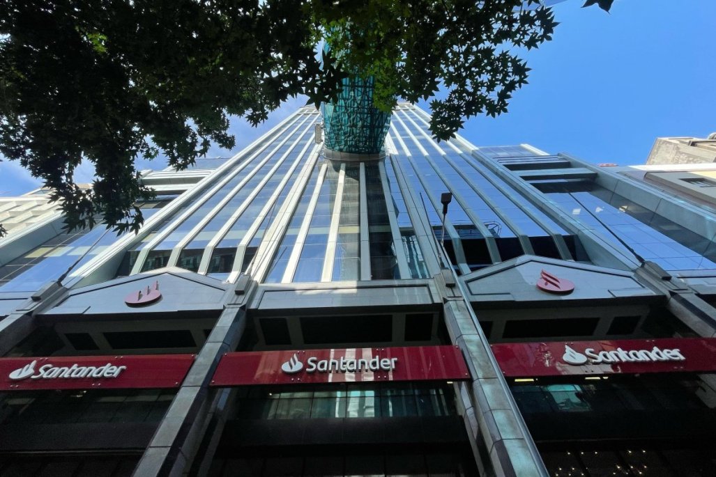 Desaceleración de créditos hipotecarios en Santander: Bci y Banco de Chile se benefician