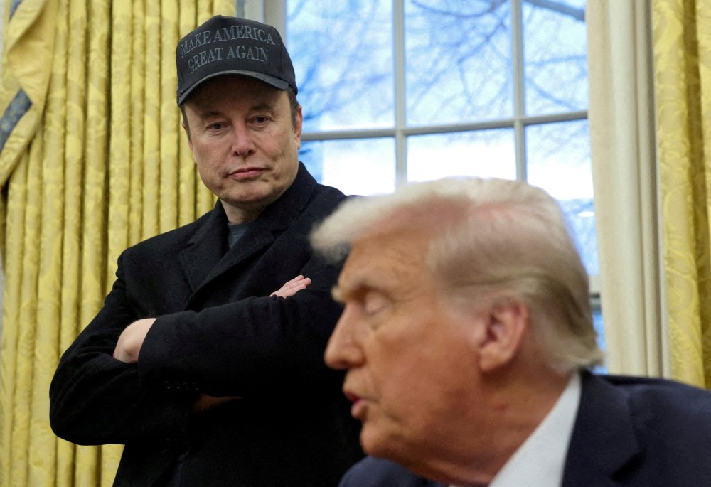 Trump sugiere posible salida de Elon Musk, acciones de Tesla repuntan