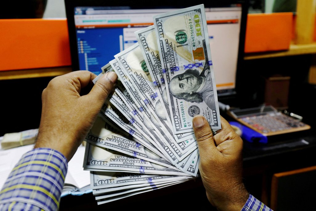 Dólar cae levemente mientras el cobre se desploma: Impacto de aranceles de Trump