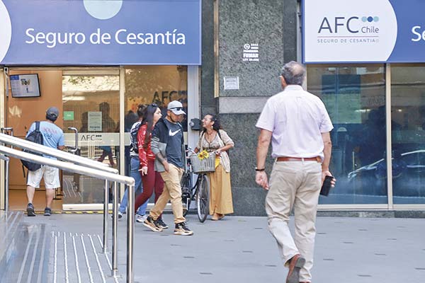 Una pérdida de ingreso mayor a 40%: el primer golpe de quedarse sin trabajo