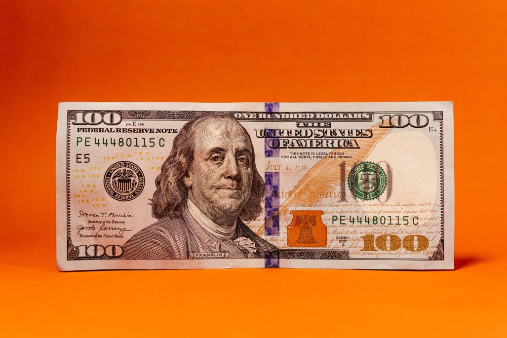 Dólar se dispara más de $20 tras aranceles de China a EEUU
