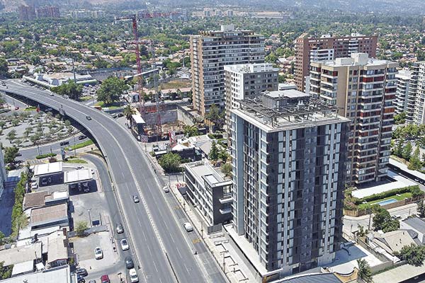 Se enteró por la prensa: Municipio de Las Condes acusa “indefensión absoluta” tras demanda de constructora que levantó edificio “social”