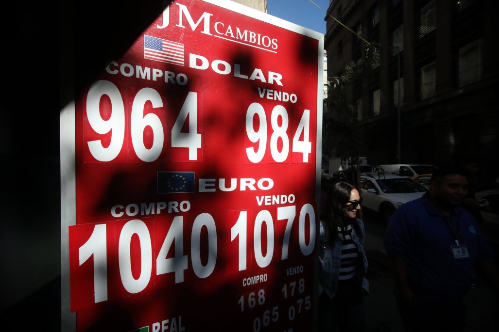 Dólar se estabiliza y cae a $980 en medio de la guerra comercial