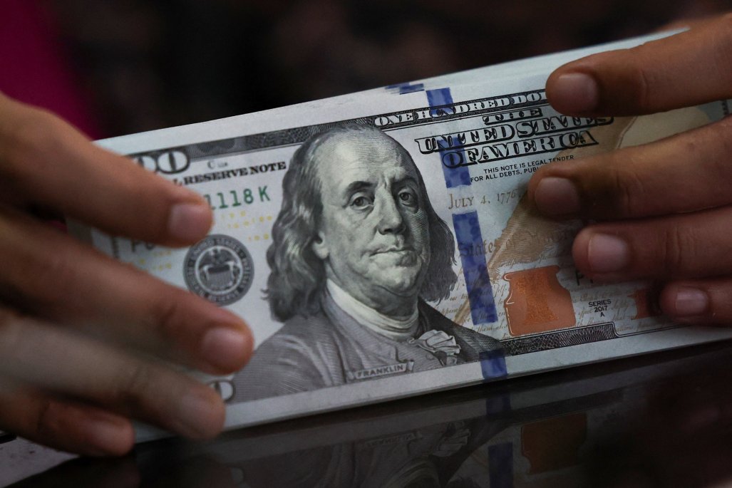 Dólar supera los $1.000 tras represalias de China contra aranceles de Trump