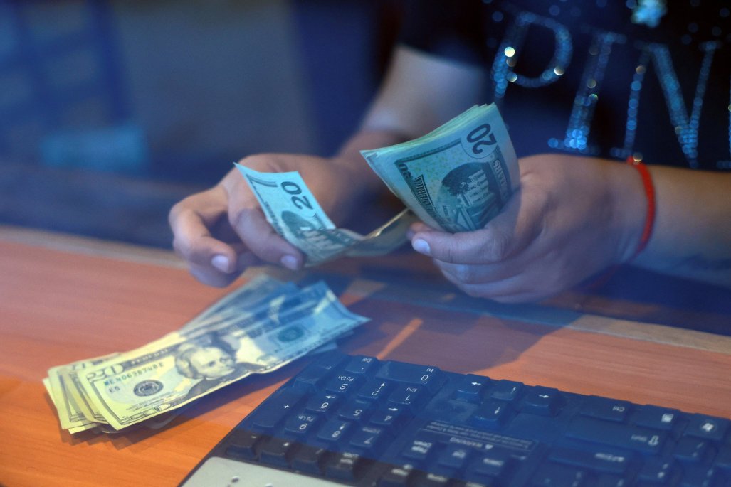 Dólar inicia la jornada con leve baja tras anuncios de Trump y caída del IPC en EE. UU.