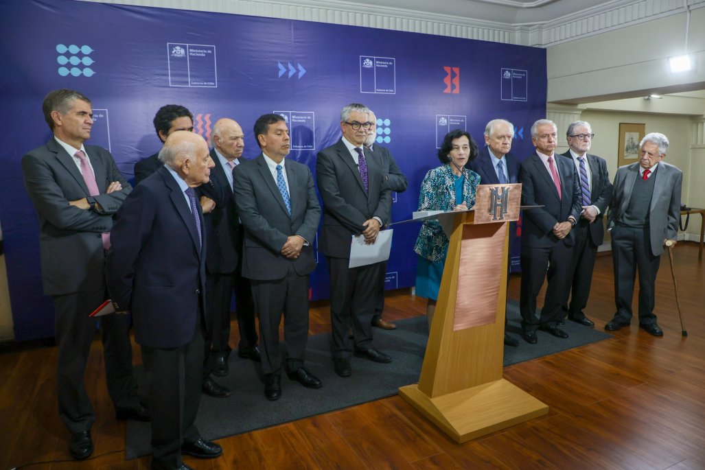 Hacienda establece grupo especial para enfrentar guerra comercial y frena reforma tributaria