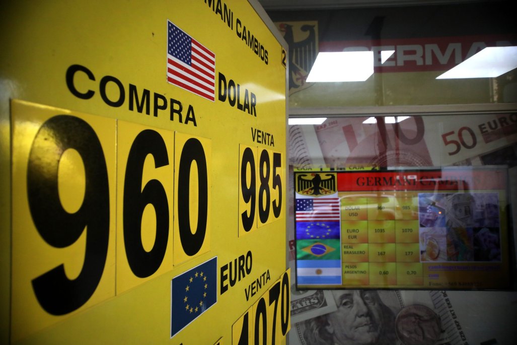 Dólar cae bajo $970: calma en mercados tras semana de tensión