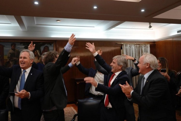 <p>Argentina recibe el primer desembolso del FMI por US$ 12.000 millones y el dólar cierra estable en segundo día sin cepo</p>