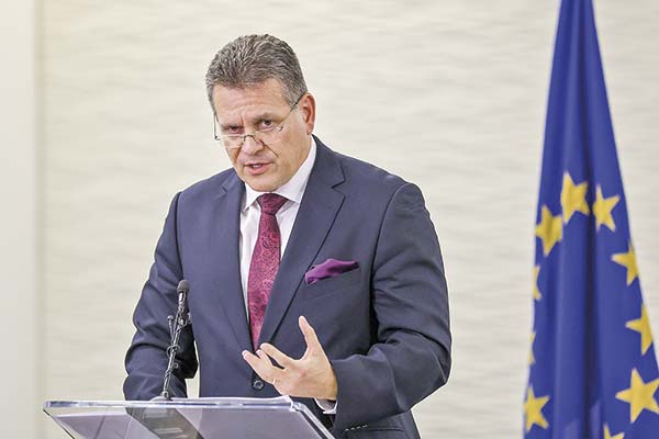 La UE anticipa que tarifas de EEUU persistirán ante poco avance en las negociaciones