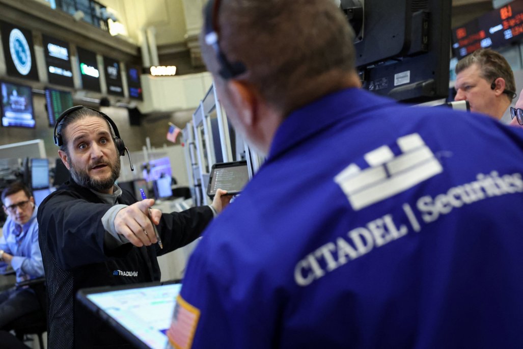 Wall Street experimenta leve alza ante búsqueda de optimismo comercial