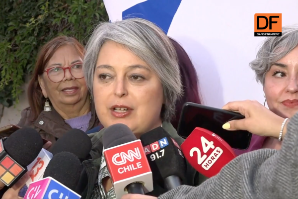 <p>Ahora en DF | Jara le baja el perfil a las diferencias con Tohá y Vodanovic: “Lo veo como un debate fraterno”</p>