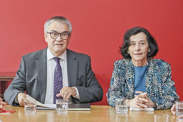 <p>El ministro de Hacienda, Mario Marcel, junto a la presidenta del Banco Central, Rosanna Costa. Foto: Aton</p>