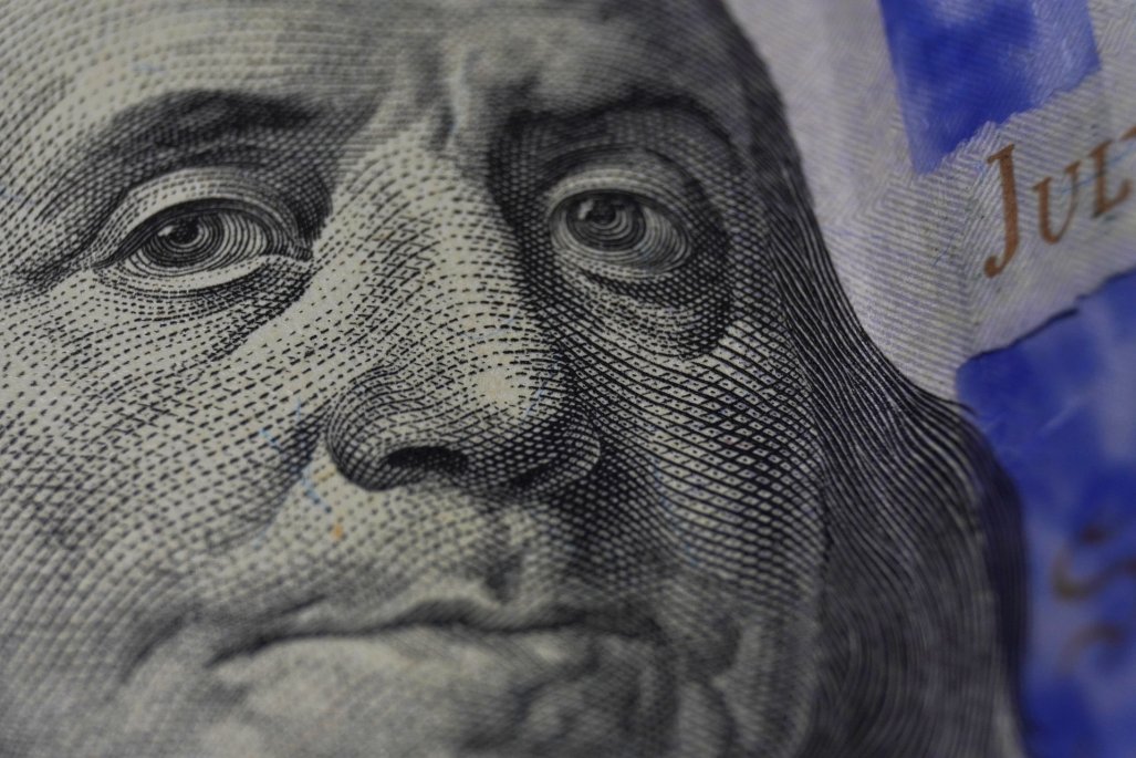 Dólar inicia jornada a $970, marcando una leve caída en el contexto global