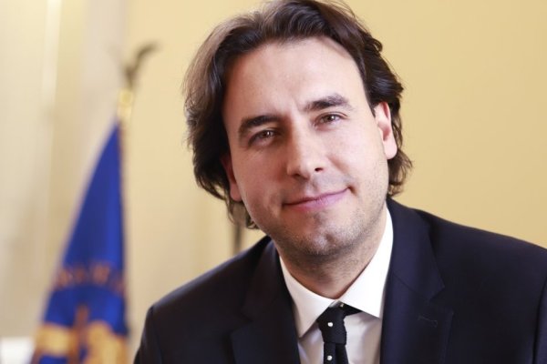 Mirosevic se baja de la primaria oficialista y apoya a Carolina Tohá para frenar a Jara
