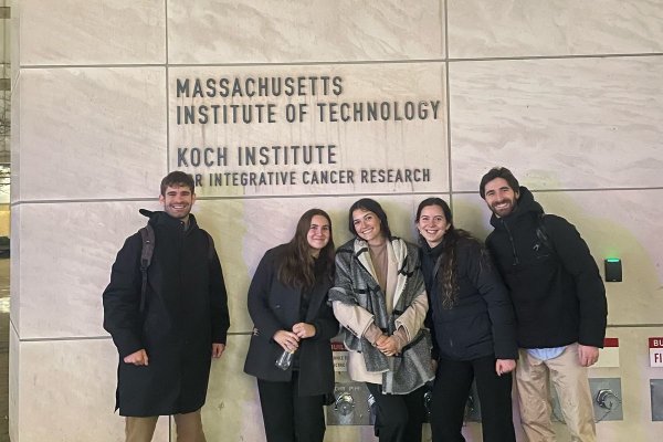 <p>Desde la PUC al MIT: estudiantes presentan solución médica que detecta cáncer con el aliento</p>