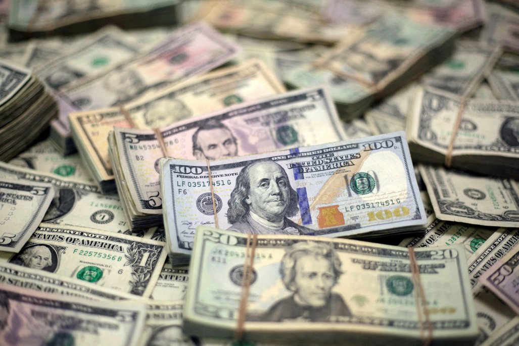 Dólar inicia la jornada con leve alza, superando los $970
