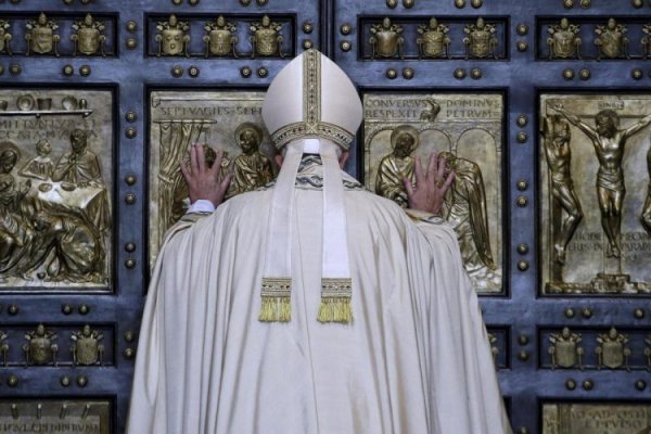 <p>¿Quiénes son los latinoamericanos que acompañan al cardenal Chomali a la Capilla Sixtina para elegir al sucesor del papa Francisco?</p>