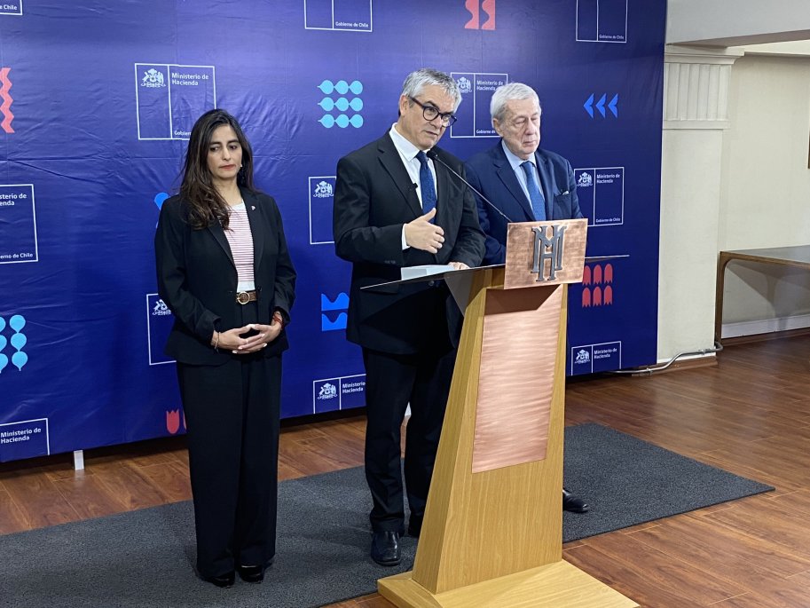 Hacienda asegura a China que mejorará la seguridad de inversiones en Chile