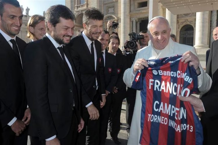 <p>El adiós a su hincha más ilustre: San Lorenzo lamenta la muerte del Papa Francisco</p>