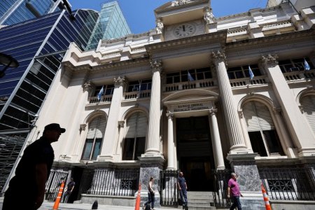 <p>Tras levantar el cepo: peso argentino se acerca al piso y el mercado espera jugada del BCRA</p>