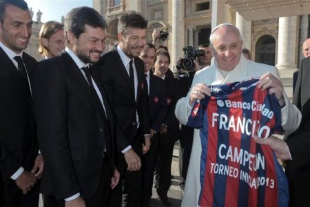 <p>El adiós a su hincha más ilustre: San Lorenzo lamenta la muerte del Papa Francisco</p>