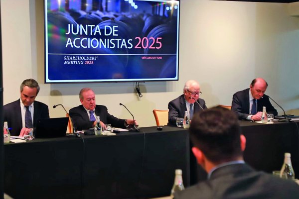 <p>Al centro: Eduardo Guilisasti, CEO de Concha y Toro, y su hermano Rafael Guilisasti, vicepresidente de la firma. Foto: Pablina Salinas </p>
