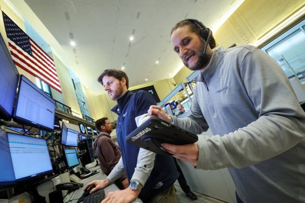 <p>Wall Street y la bolsa chilena abren al alza para recuperar una parte de sus caídas de la víspera</p>