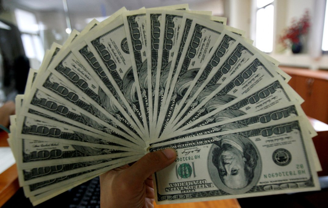 Dólar inicia jornada con leve descenso mientras Trump presiona a Powell