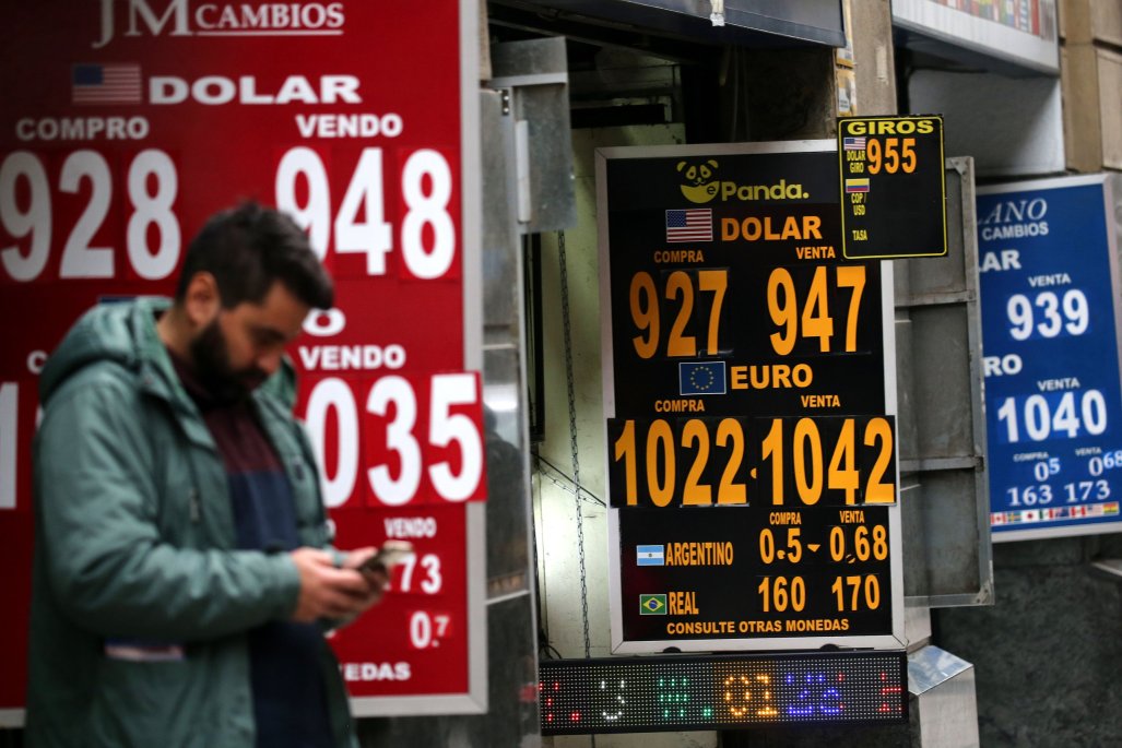 Dólar cae por debajo de $940 tras cambios en la retórica de Trump sobre China