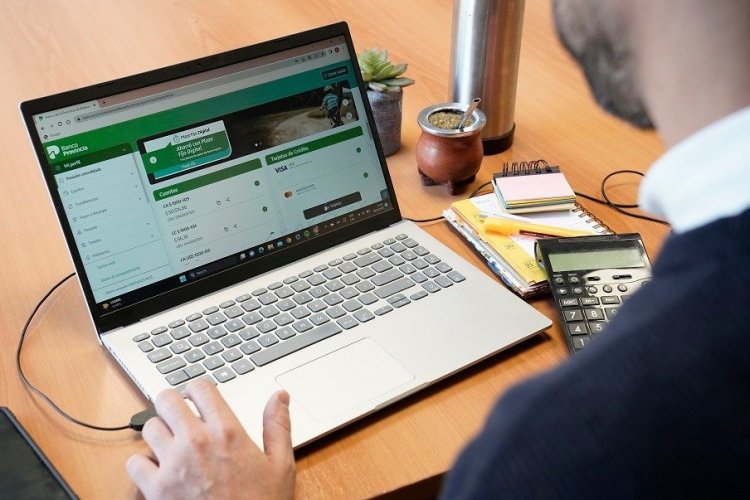 <p>Nueva moda en Argentina tras el fin del cepo: comprar dólares por home banking, pero no retirarlos</p>