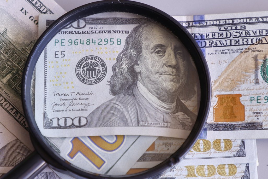 Dólar abre con leve caída cerca de $940 en medio de las dudas sobre el acercamiento entre EEUU y China