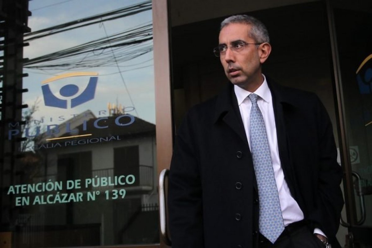<p>“Falta de comunicación” y “causas graves”: abogado Carlos Cortés renuncia al patrocinio de querella tras venta de CLC</p>