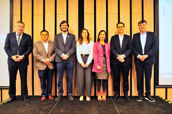 <p>Francisco Guzmán, presidente; Gilbert Leiva, director (I-ED); Álvaro Castro, director (Inacap); Camila Gatica, director (AWS); Luz María García, gerente general; Javier Larenas, director (SONDA); Mauricio Jara (Transbank)..</p>