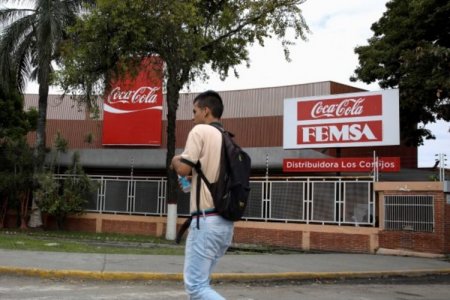 <p>Mexicana Femsa avanza en "Oxxo Bank" y lanza terminales de pagos en locales de barrios</p>