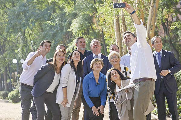<p>Parlamentarios y alcaldes conforman el grupo de trabajo más territorial de la candidata de Chile Vamos. Foto: Aton</p>