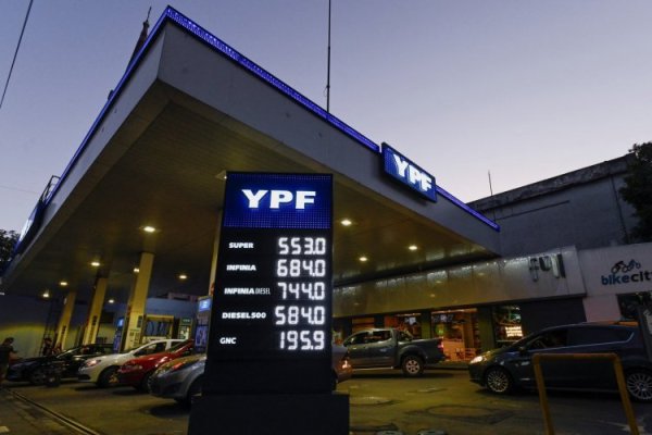 Argentina entre contrastes: sube el transporte y baja el combustible