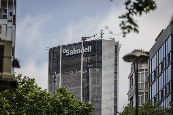 <p>Autoridad antimonopolio de España aprueba con condiciones oferta de BBVA por banco Sabadell</p>