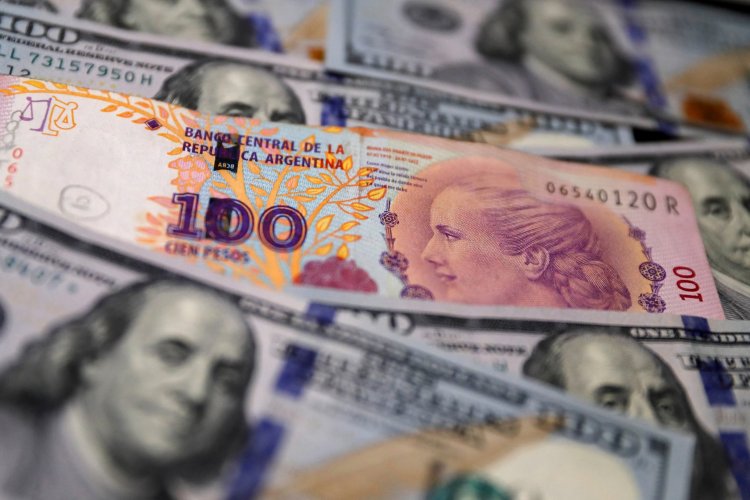<p>El dólar blue cae otra vez en Argentina y se ubica por debajo del oficial</p>