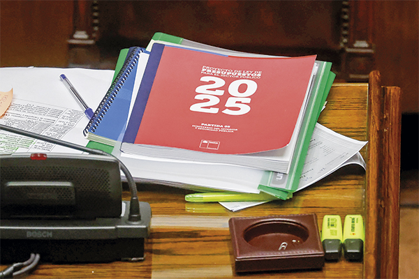 <p>El gasto público se modera en el primer trimestre, mientras que los ingresos fiscales repuntan</p>